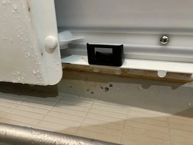 エプロンを外した後の浴槽底の汚れ②