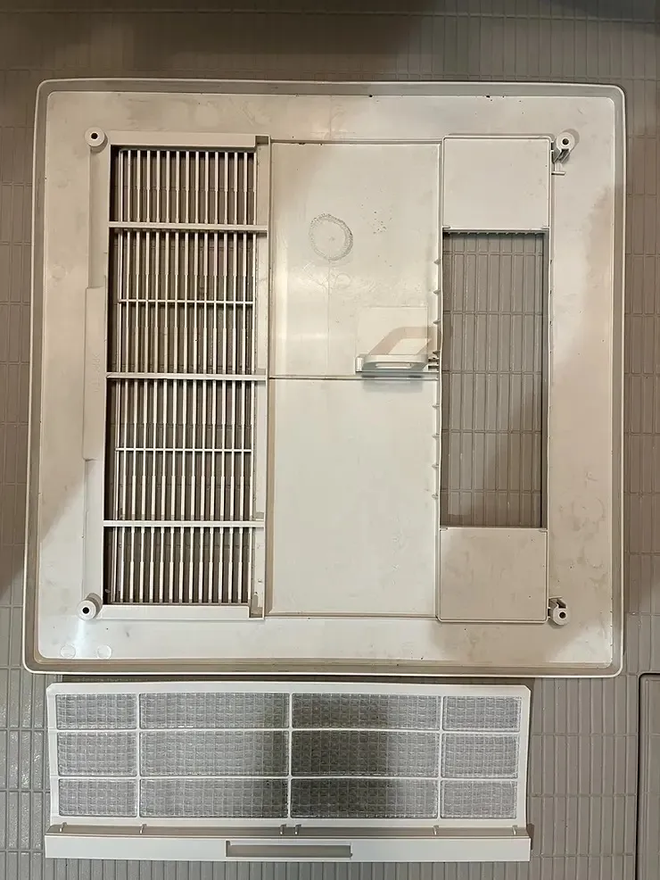 外した換気扇カバーとフィルター