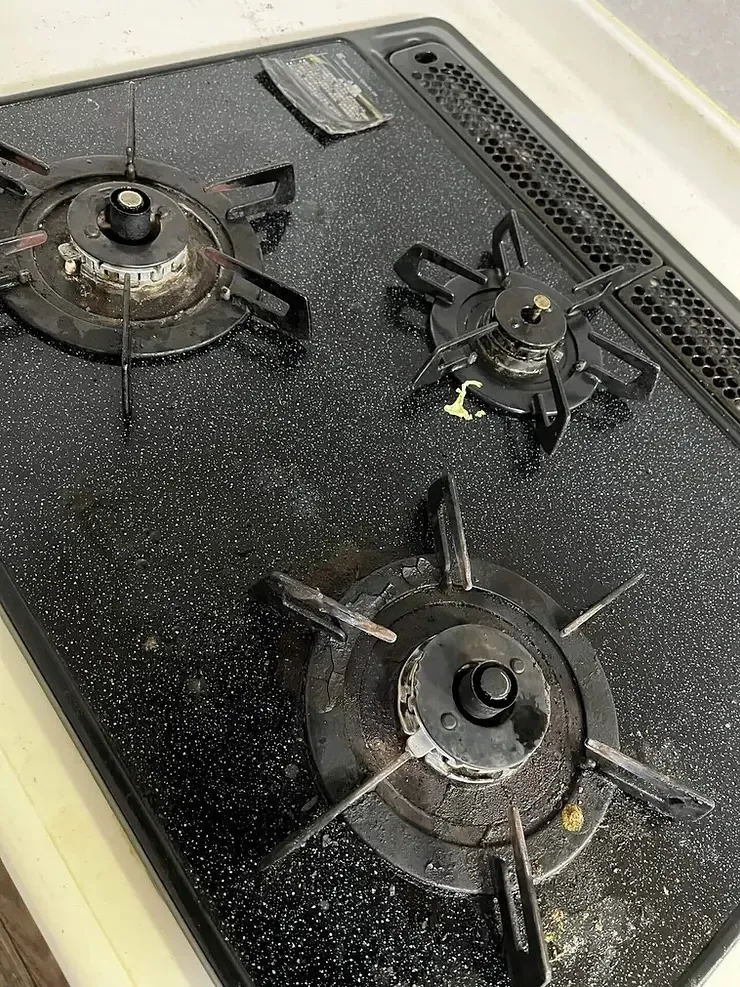 作業前のコンロ周り。油汚れが溜まっていますが、綺麗にされていました。