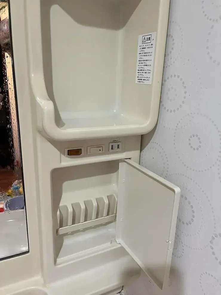 歯ブラシ棚もベトベトした汚れが溜まっていました（スッキリ①）