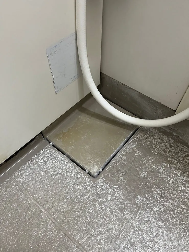 排水口を開けます