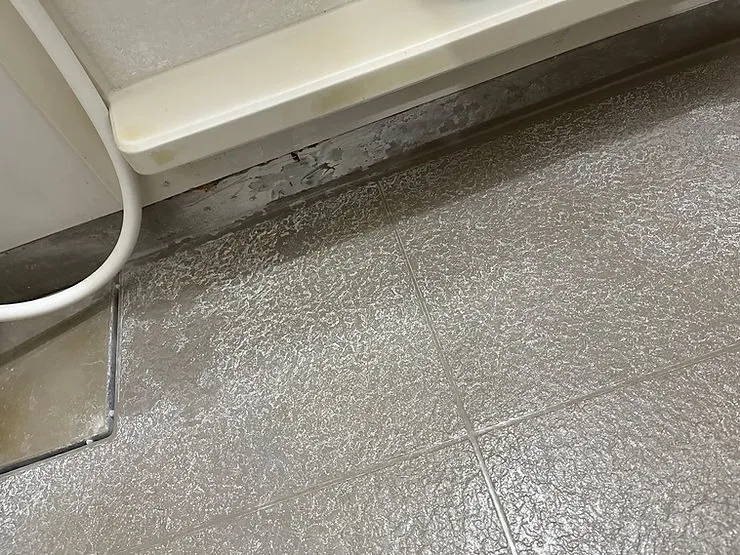 鏡下のシャンプー台の下も、石鹸カス！