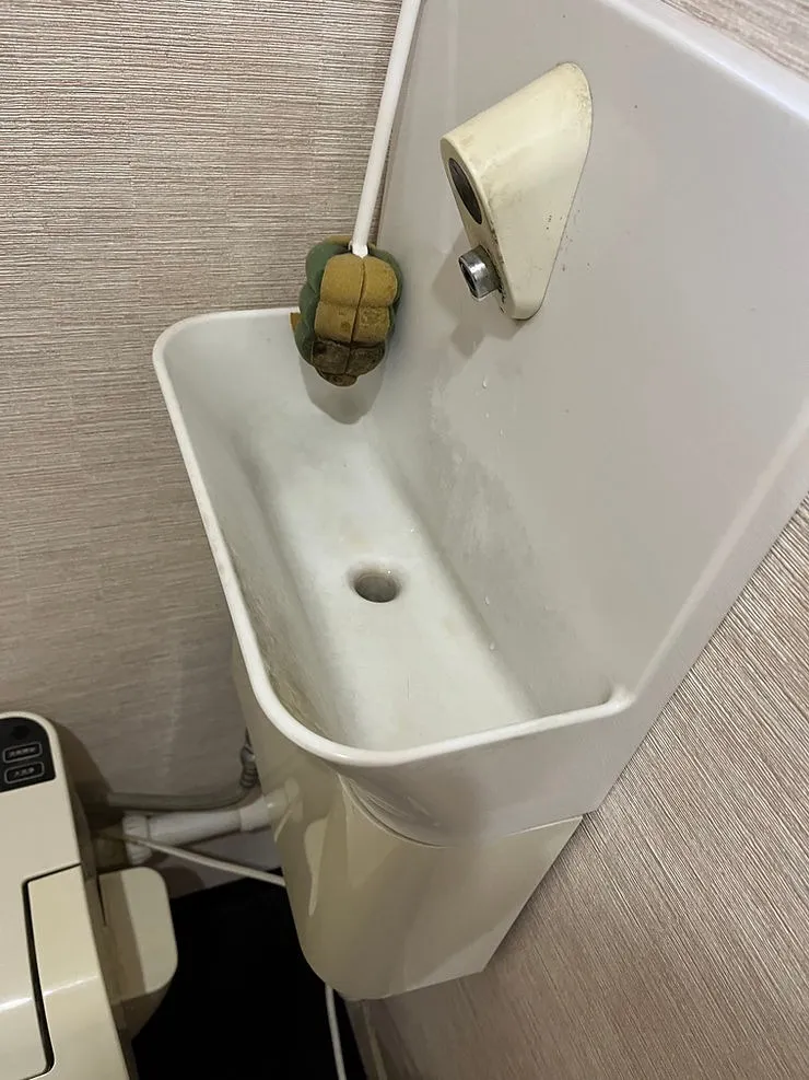 手洗い場も水垢やくすみが付着していました