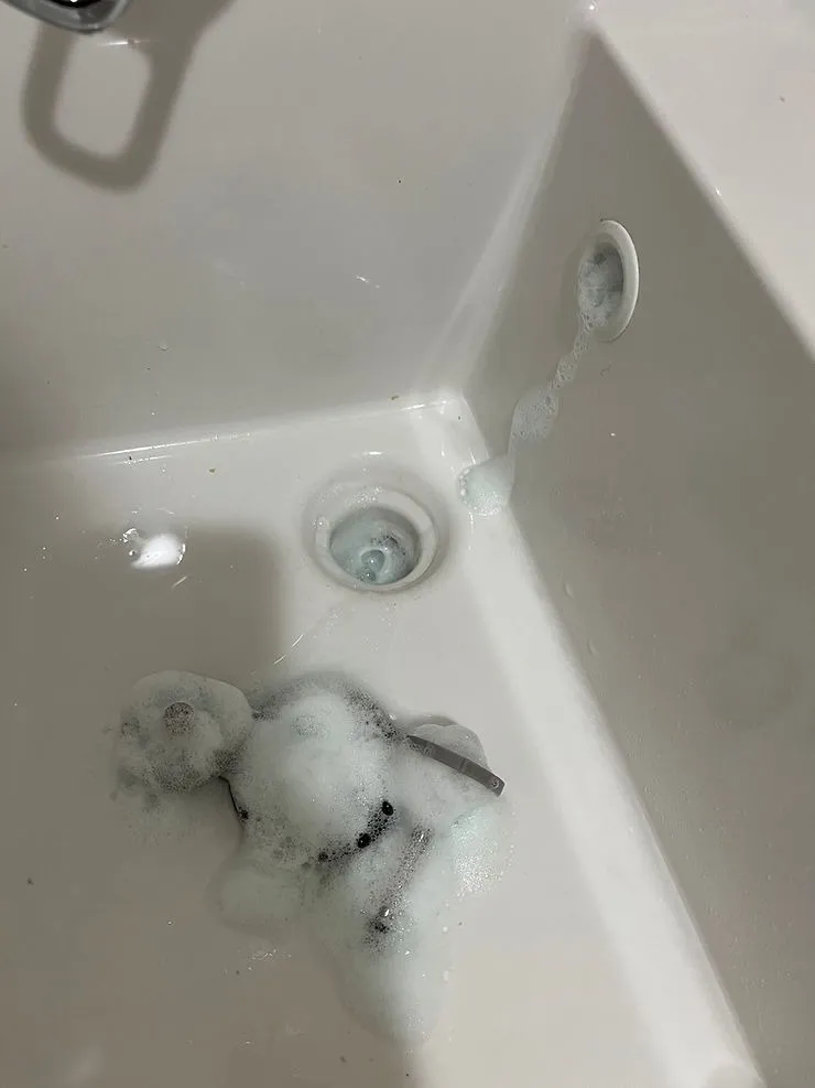 排水口はキャップを外し、マジックリンなどのアルカリ性洗剤でつけて置いておきます。