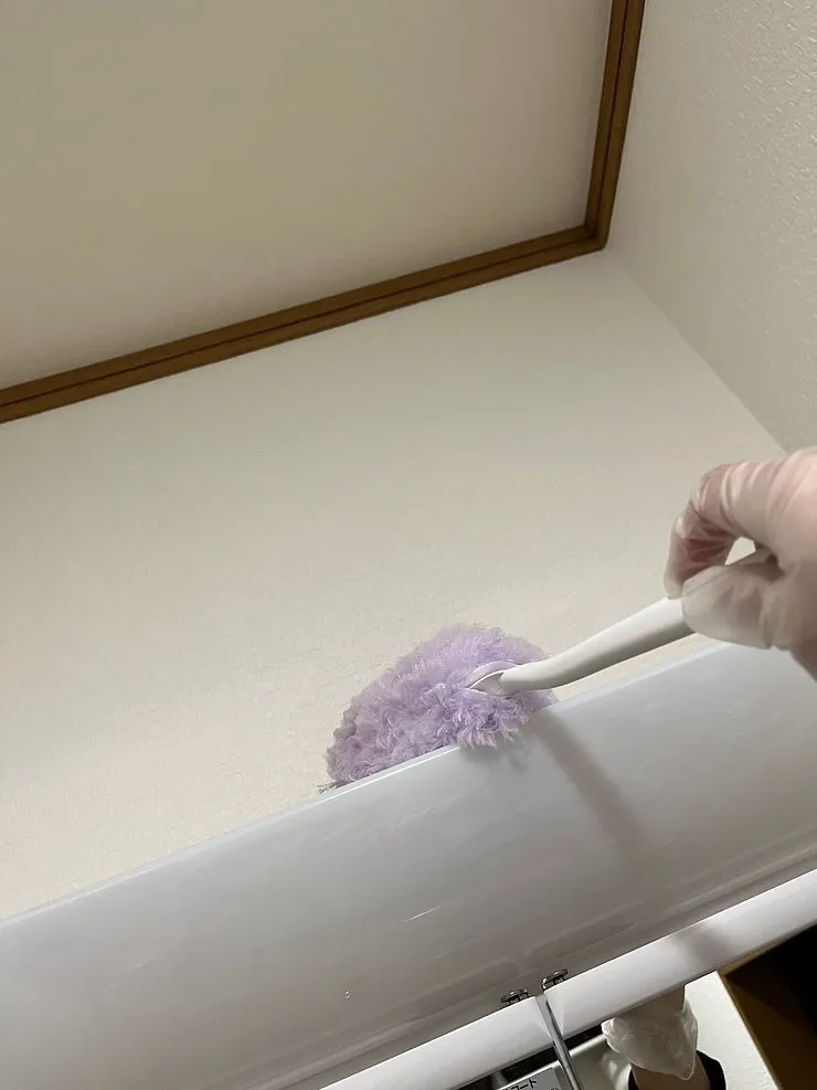 まずは洗面台天井のホコリをモップで落とします