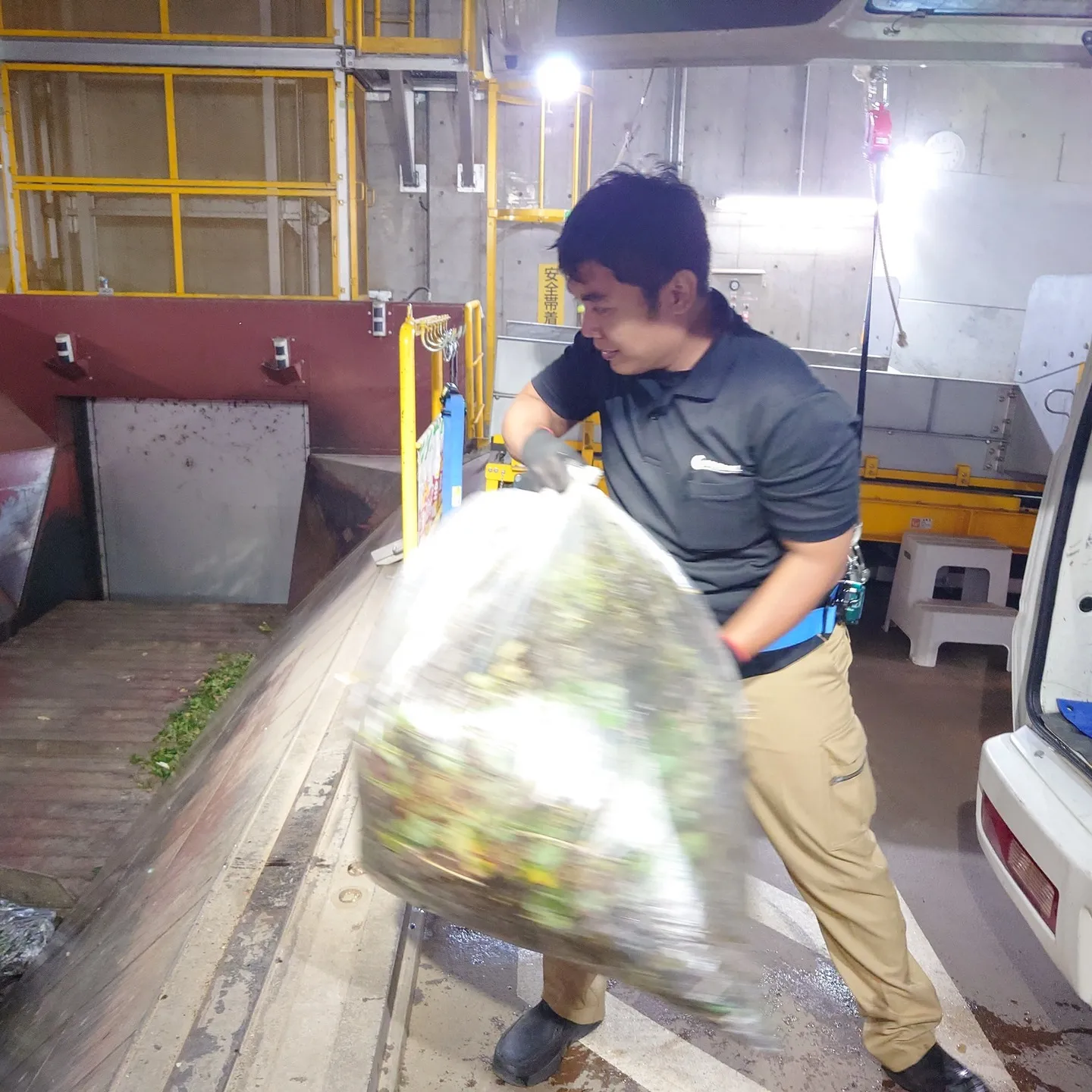 本日、お客様のご依頼で敷地内の雑草除去作業を行いました。