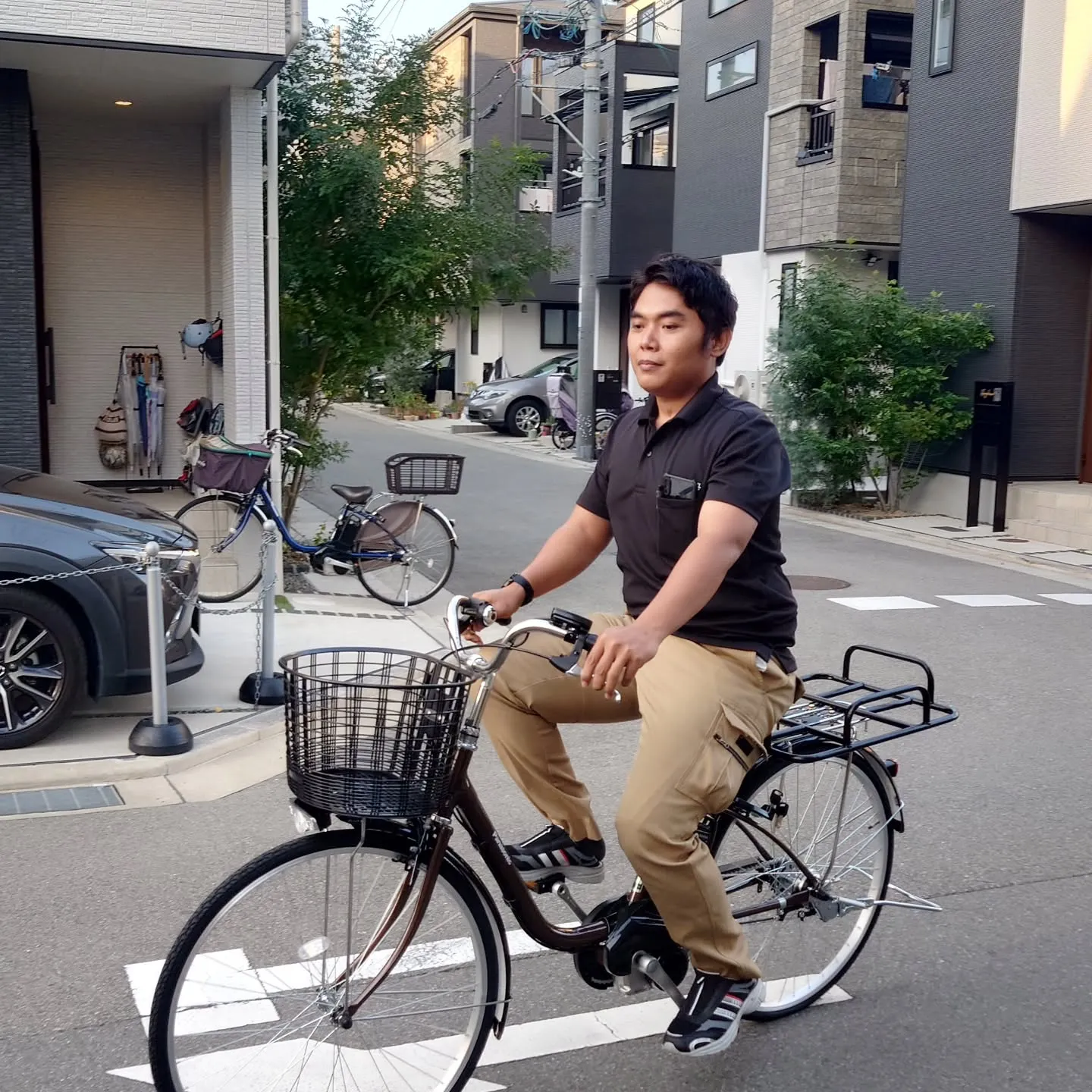 初めての電動自転車に乗るという。