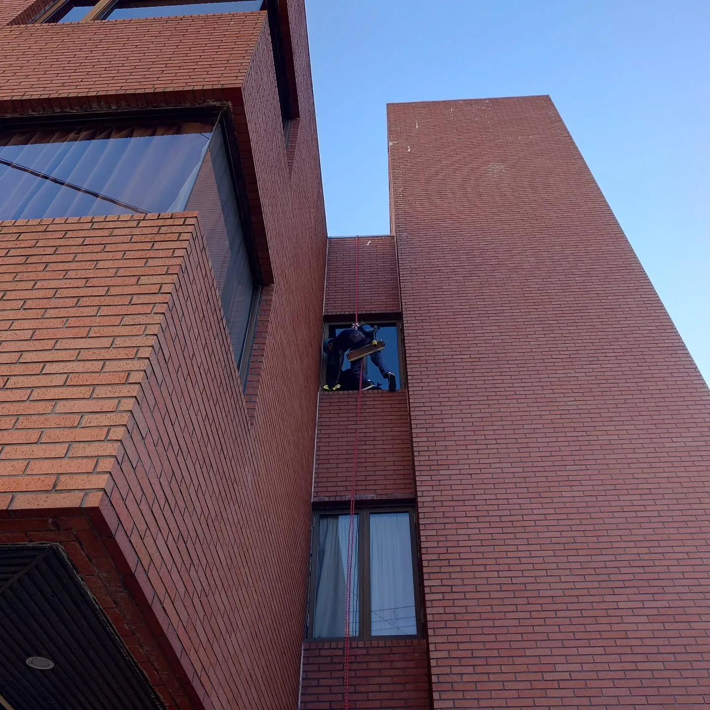 今日はビル1 棟 丸ごと 洗いました。