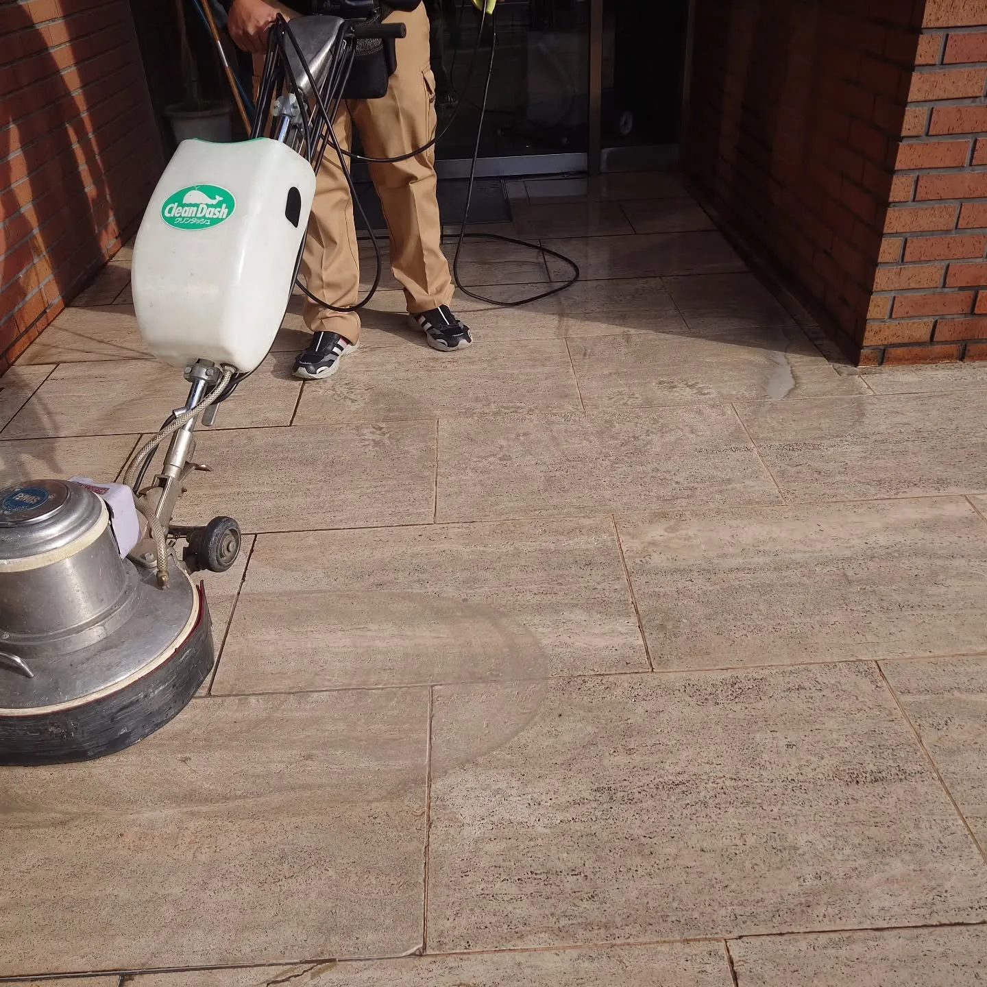 今日はビル1 棟 丸ごと 洗いました。