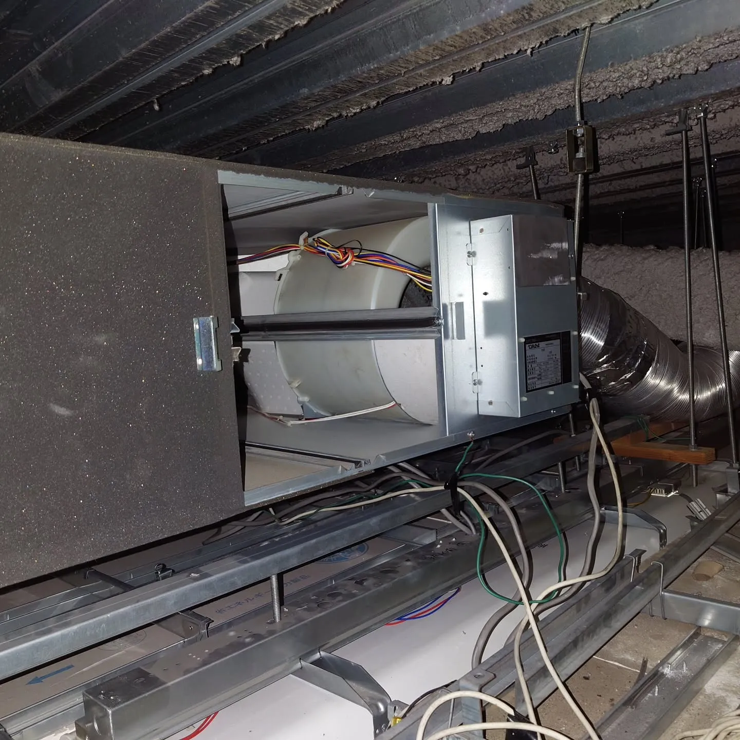 エアコン洗浄と電熱交換機のフィルタ清掃を行いました。