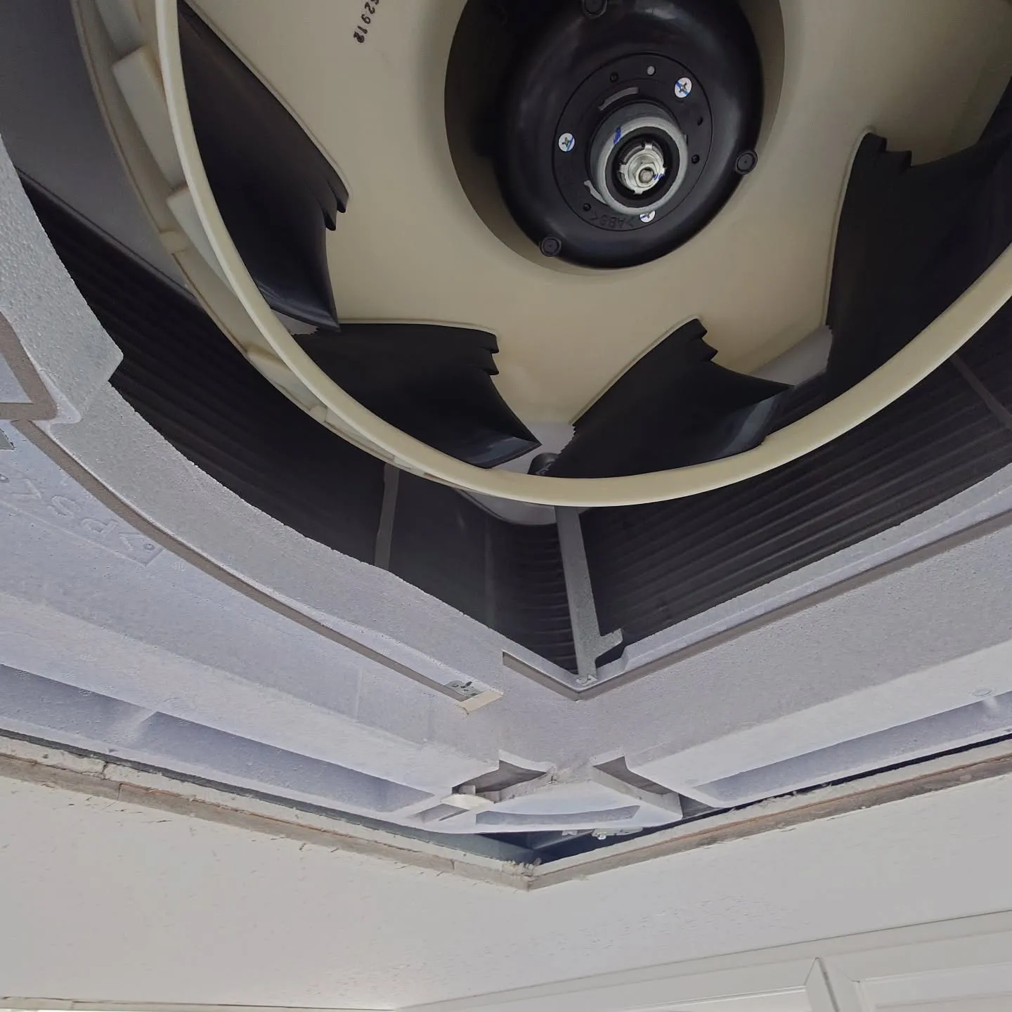 エアコン洗浄と電熱交換機のフィルタ清掃を行いました。