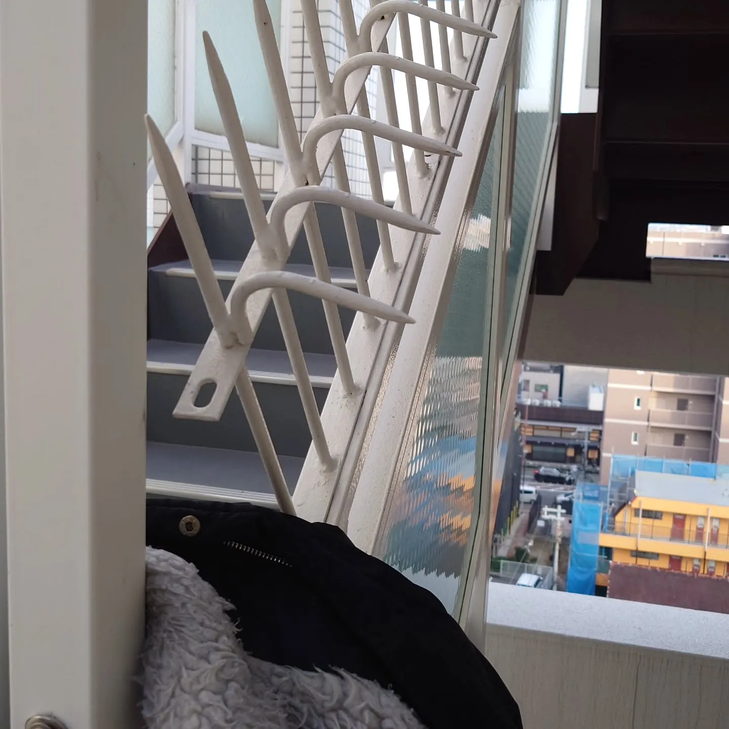 仕事に夢中で頭に突き刺さった。