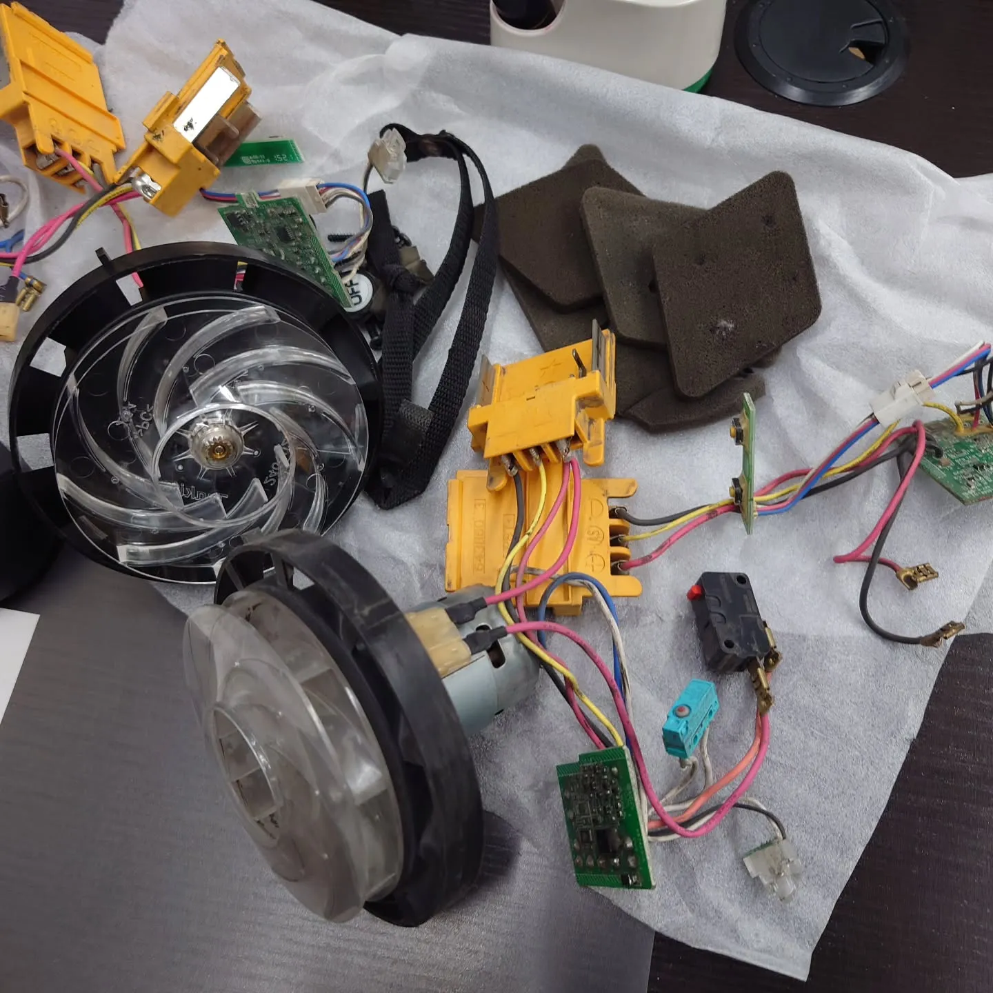 ハンディバキュームの点検・メンテナンスを実施しました。